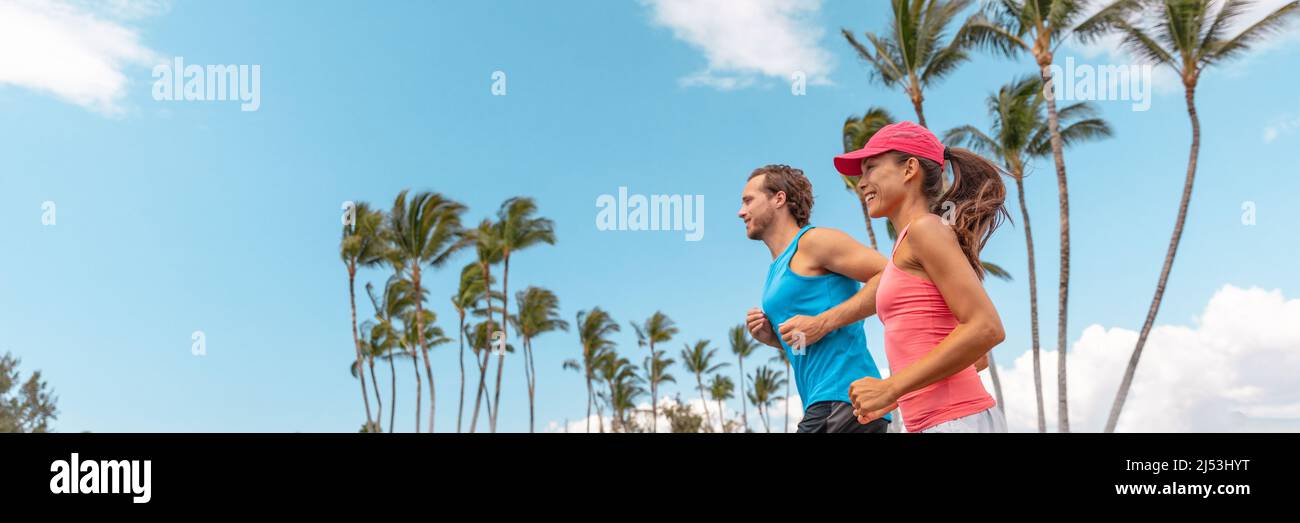 Sportler-Sportläufer koppeln das Banner für die Lauflandschaft. Fitness-Leute verbinden sich beim Joggen im Sommerpark im Freien. Hintergrund der horizontalen Palmen Stockfoto
