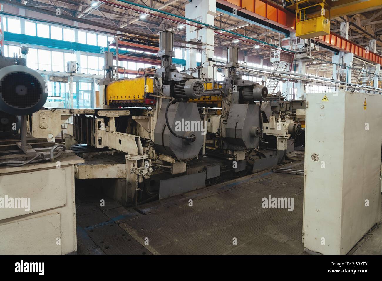 Industriefabrik für den Maschinenbau. Produktionslinie der metallverarbeitenden Fabrik. Ausrüstung und Maschinen. Stockfoto