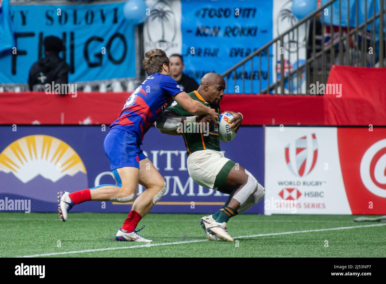 Vancouver, Kanada, 17. April 2022: Siviwe Soyizwapi (links, hält den Ball) vom Team Südafrika 7s im Einsatz gegen Guillaume Bouche (links) vom Team Frankreich 7s während des 2. Tages der HSBC Canada Sevens am BC Place in Vancouver, Kanada. Südafrikaner gewannen das Spiel mit 36:7. Stockfoto