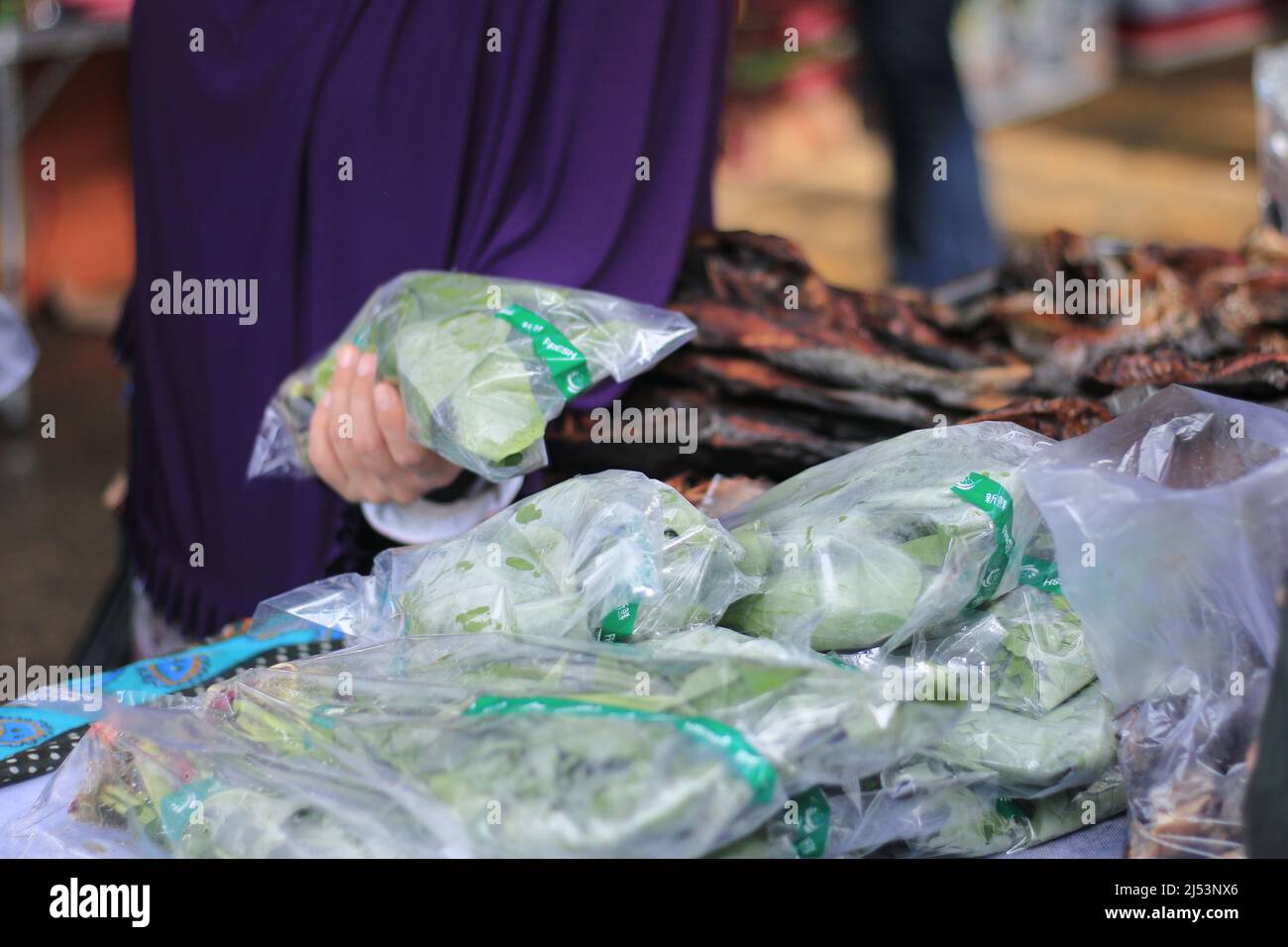 Palembang, Südsumatra, Indonesien. 20. April 2022. Die Stadtverwaltung von Palembang und das Handelsbüro der Provinz Südsumatra hld ein kostengünstiger Basar, der eine Vielzahl von Grundnahrungsmitteln (Sembako) zur Verfügung stellte. Eine Reihe von Grundbedürfnissen (Sembako) auf den traditionellen Märkten hat einen ziemlich hohen Preisanstieg erlebt, fast jeden Eintritt in den heiligen Monat Ramadan in indonesischem Gebiet steigt der Preis für Grundbedürfnisse (Sembako) immer oder ist instabil, so dass er die Gemeinschaft belastet. (Bild: © Muhammad Shahab/ZUMA Press Wire) Stockfoto