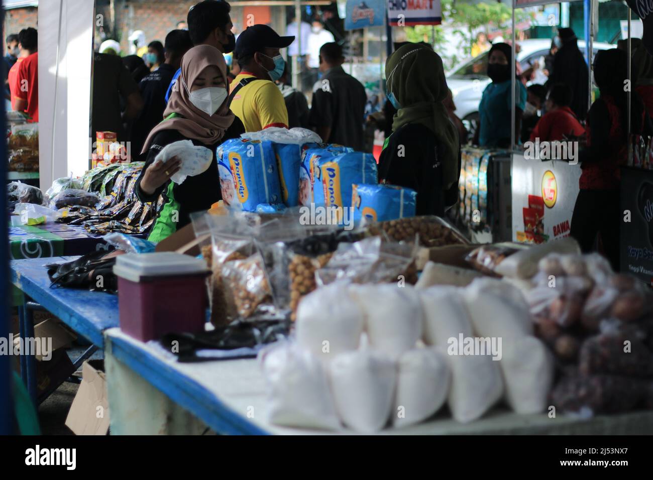 Palembang, Südsumatra, Indonesien. 20. April 2022. Die Stadtverwaltung von Palembang und das Handelsbüro der Provinz Südsumatra hld ein kostengünstiger Basar, der eine Vielzahl von Grundnahrungsmitteln (Sembako) zur Verfügung stellte. Eine Reihe von Grundbedürfnissen (Sembako) auf den traditionellen Märkten hat einen ziemlich hohen Preisanstieg erlebt, fast jeden Eintritt in den heiligen Monat Ramadan in indonesischem Gebiet steigt der Preis für Grundbedürfnisse (Sembako) immer oder ist instabil, so dass er die Gemeinschaft belastet. (Bild: © Muhammad Shahab/ZUMA Press Wire) Stockfoto