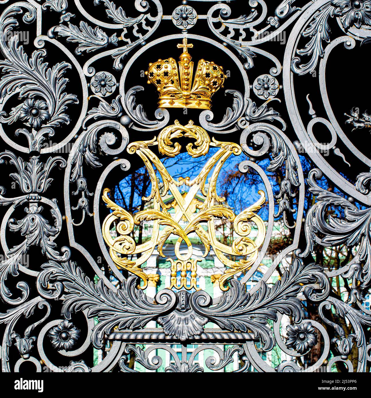 Goldene imperiale Krone des russischen Reiches Monogramm am Winterpalast Stockfoto