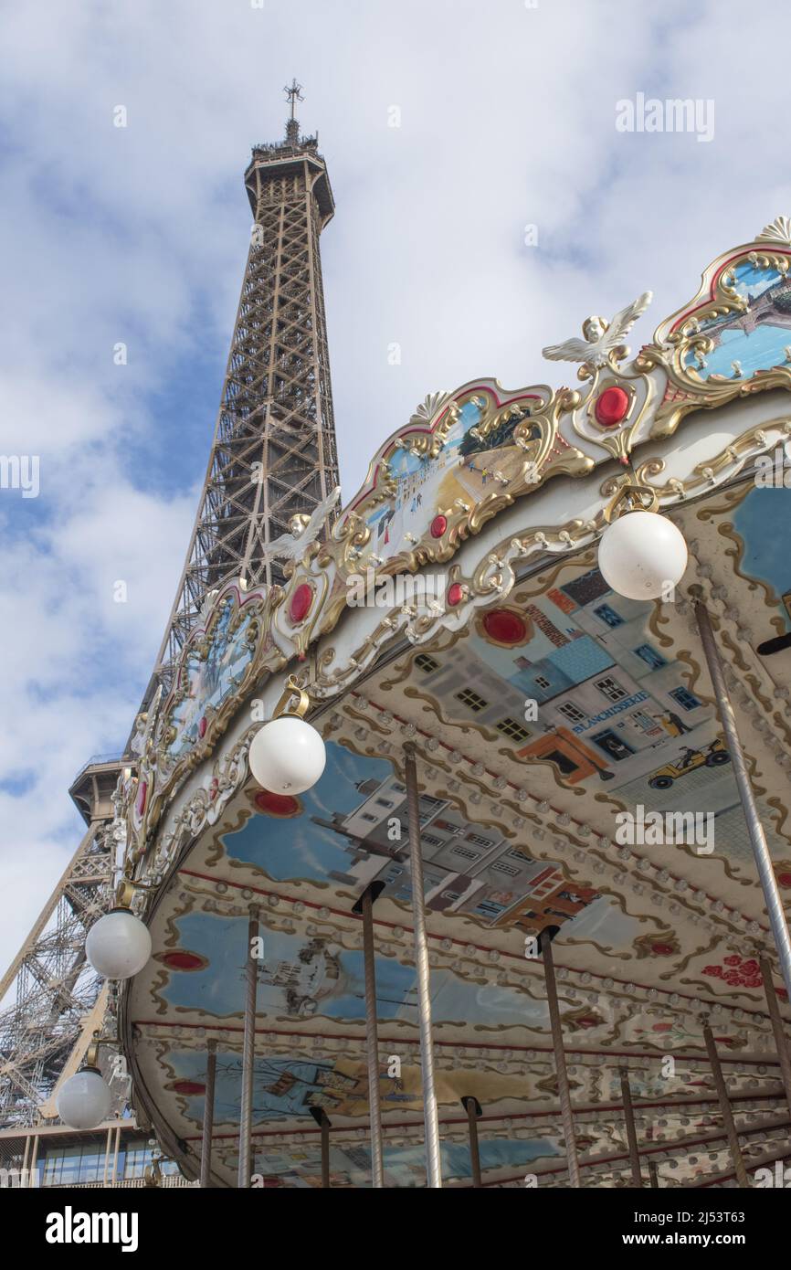 Paris, Frankreich, Europa: Der Eiffelturm gesehen an einem schönen Tag mit dem Eiffelturm-Karussell, einem alten 1900s-Stil-fröhlichen Runde gehen Stockfoto