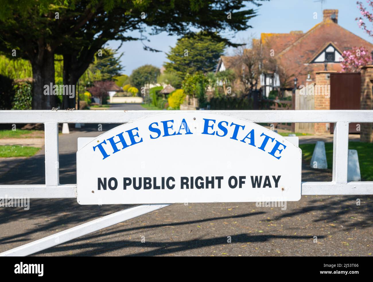 Schild und Tor am Eingang zum Sea Estate, einem privaten Anwesen ohne öffentliches Wegerecht in Rustington, West Sussex, England, Großbritannien. Stockfoto