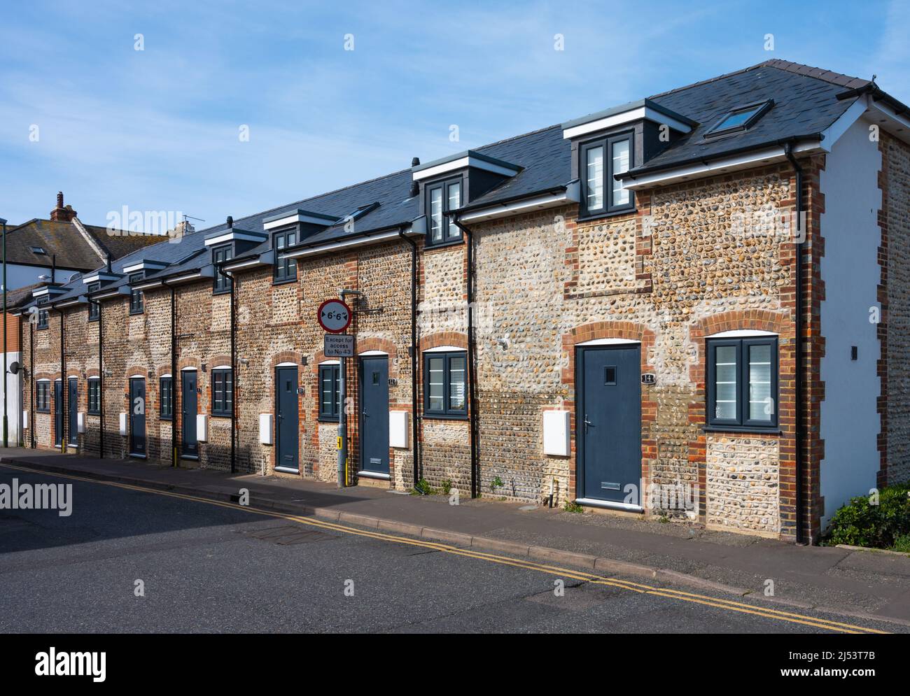 Reihenwohnungen im alten Stil mit 1 Schlafzimmern, neu renoviert, Teil der Stadtumgestaltung von Littlehampton in der Duke Street, Littlehampton, England, Großbritannien. Stockfoto