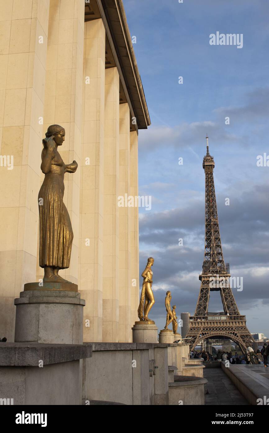 Paris, Frankreich, Europa: Der Eiffelturm, Metallturm, der 1889 für die Weltausstellung fertiggestellt wurde, bei Sonnenuntergang vom National Navy Museum Stockfoto