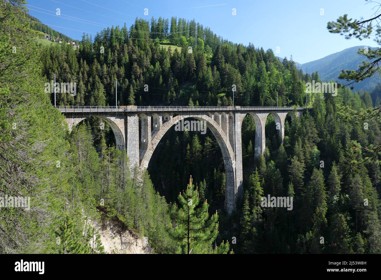 Wiesenviadukt auf einer der schönsten Bahnstrecken der Schweiz Stockfoto