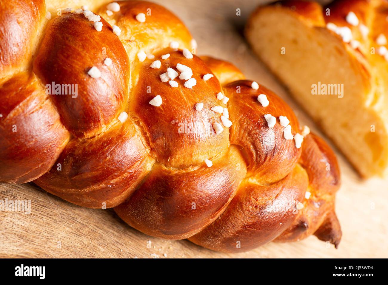 Schönes, goldenes gebackenes Brot mit drei Zopf und Hagel-Zucker. Challah ist ein besonderes Brot aschkenasischer jüdischer Herkunft, in der Regel geflochten und typi Stockfoto