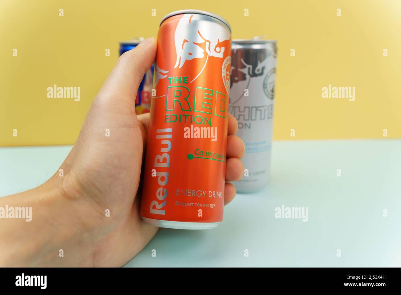 Tyumen, Russland-08. Dezember 2021: Aluminiumkänze des Energy Drinks Red Bull The Red Edition Coconut and Berry Taste. Stockfoto