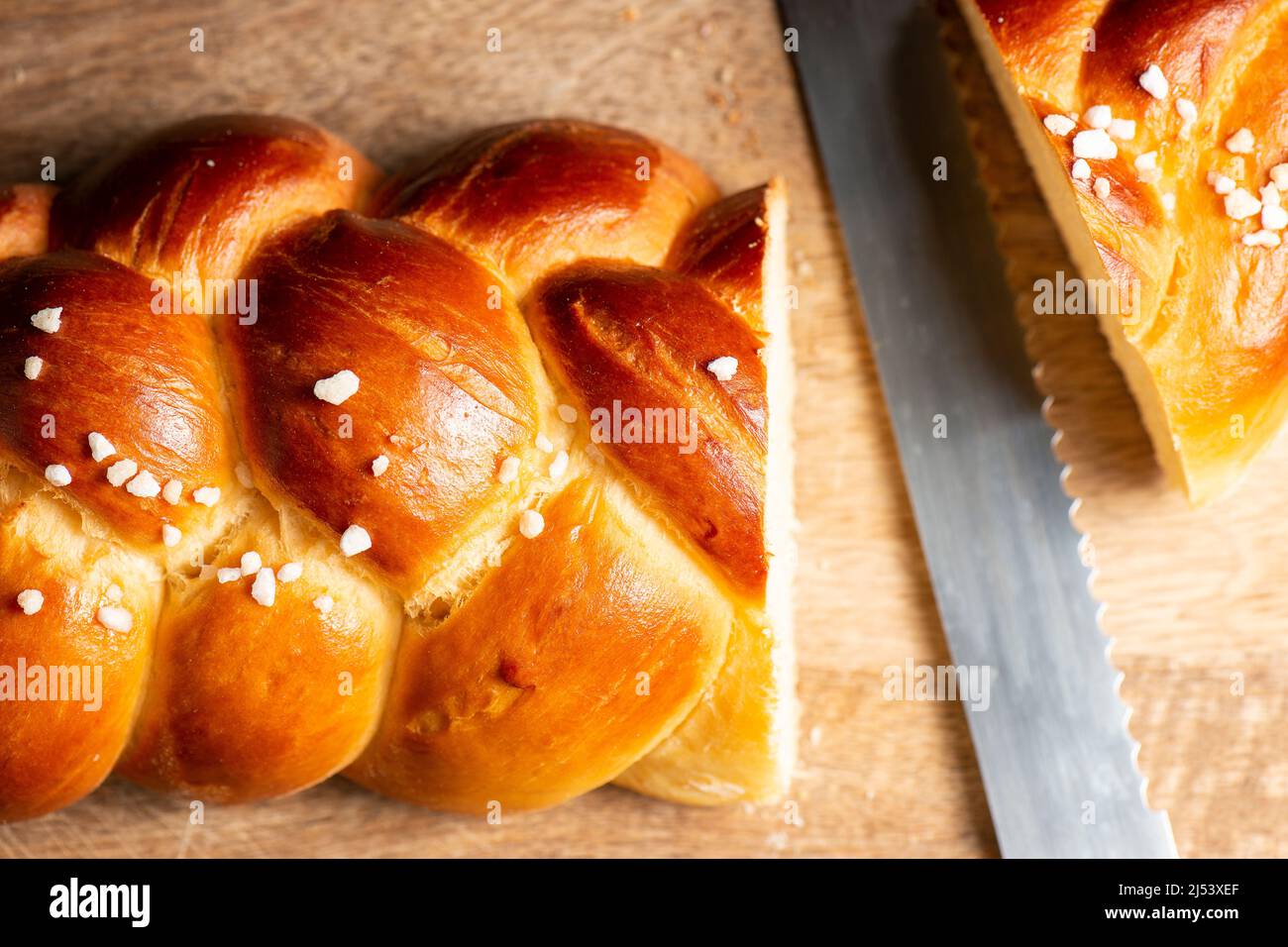 Schönes, goldenes gebackenes Brot mit drei Zopf und Hagel-Zucker. Challah ist ein besonderes Brot aschkenasischer jüdischer Herkunft, in der Regel geflochten und typi Stockfoto