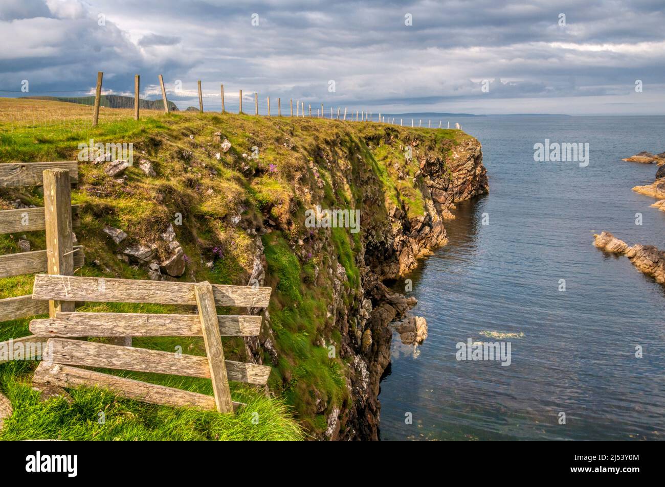 Meeresklippen bei Geo of Gardins im Süden von Yell, Shetland. Stockfoto