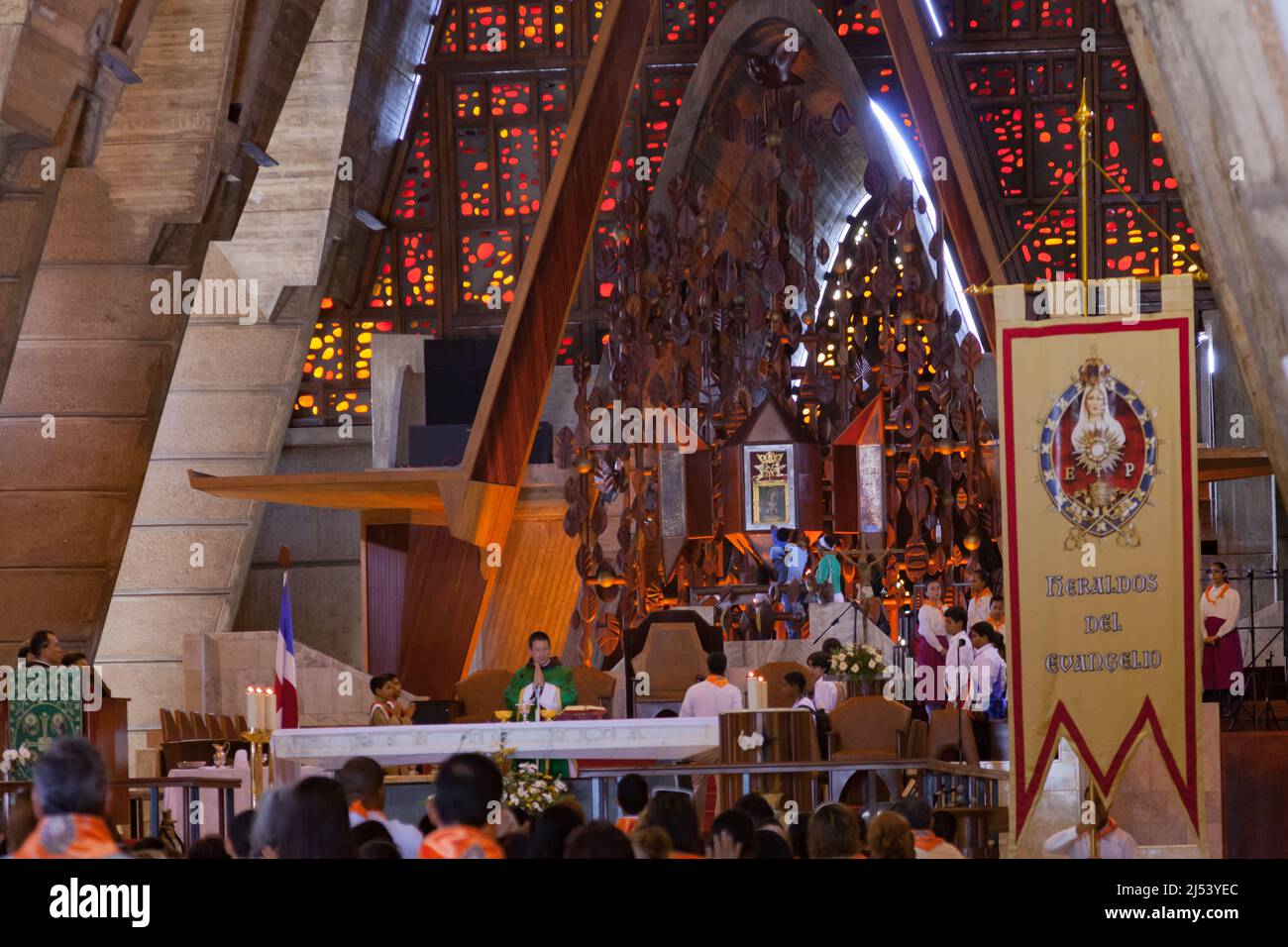 Salvaleón de Higüey, Provinz La Altagracia, Dominikanische Republik - 06. März 2011: Katholischer Gottesdienst in einer großen lateinischen Kathedrale Stockfoto