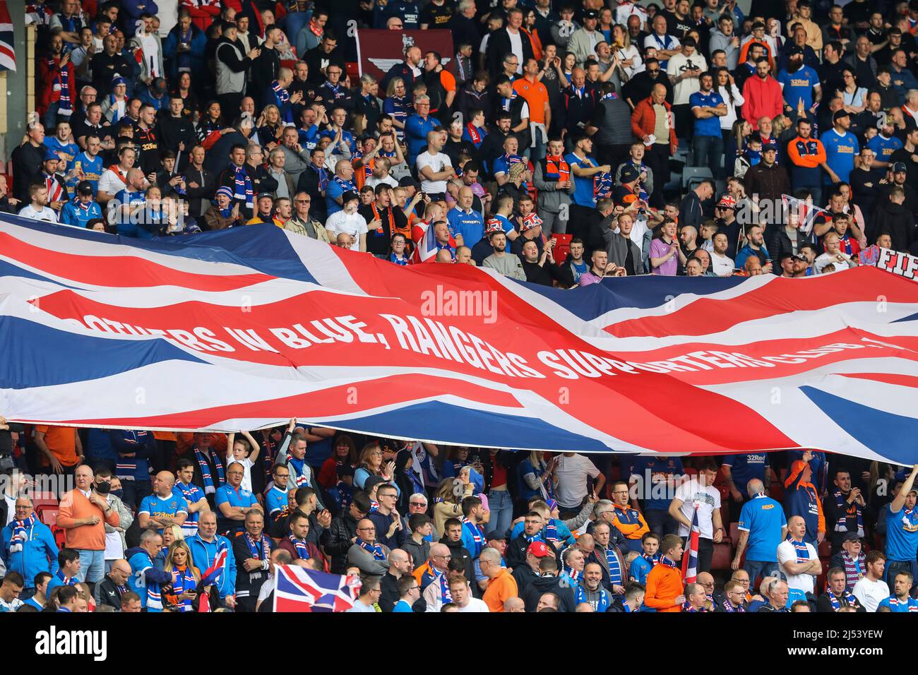 Rangers-Fans auf dem Gelände in einem Hampden Park, Glasgow, mit einem Anhänger-Banner in der Art der Gewerkschaftsflagge, Glasgow, Schottland, Großbritannien Stockfoto