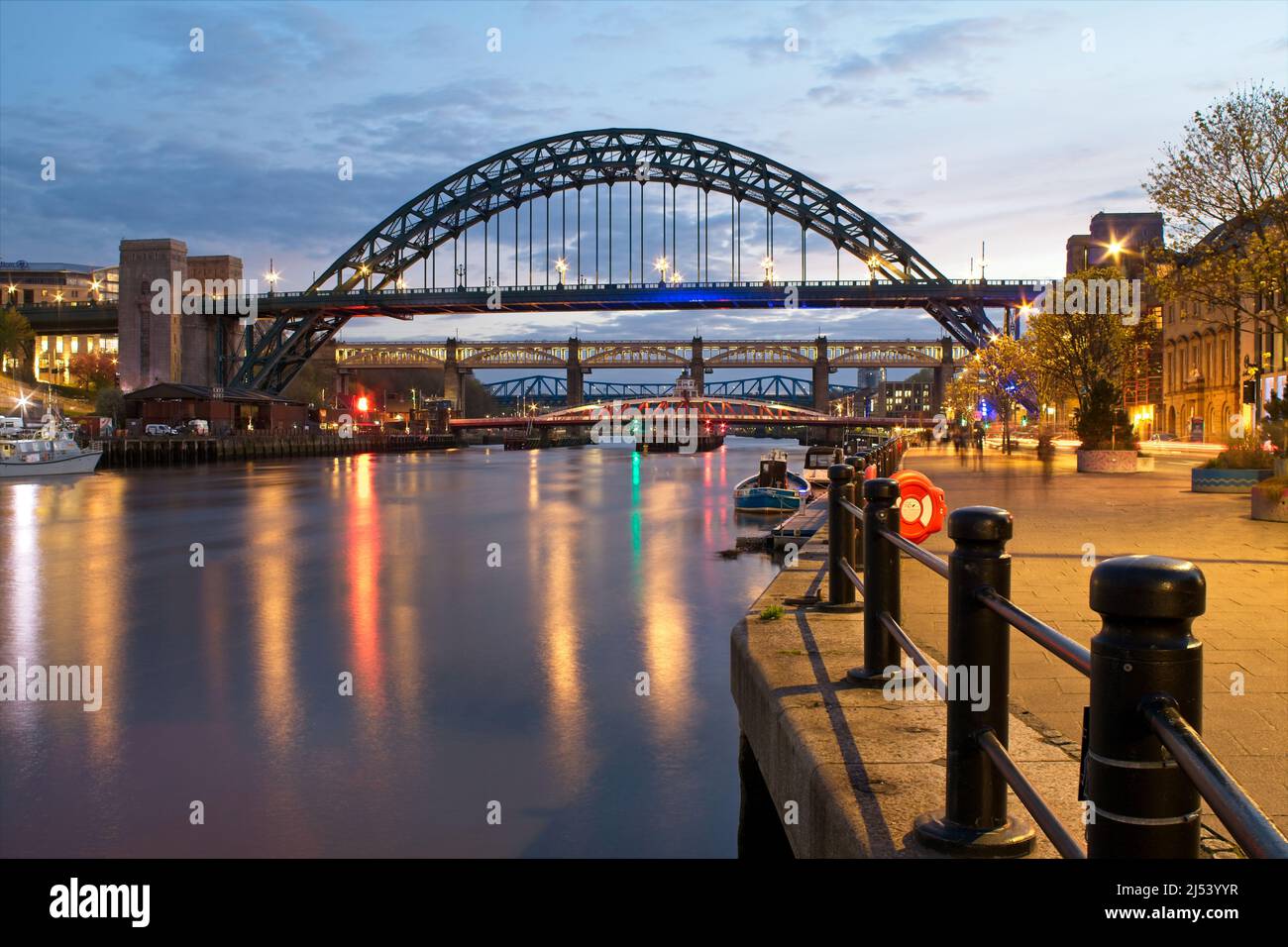 Die Tyne Bridge ist eine durch Bogenbrücke über den Fluss Tyne im Nordosten Englands, Verknüpfung von Newcastle Upon Tyne und Gateshead. Stockfoto