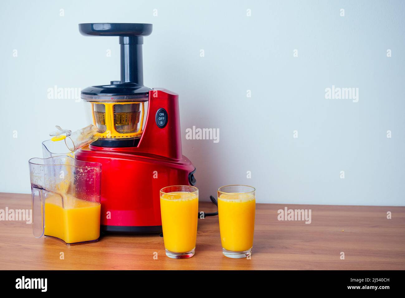 Rohkost Diät-Konzept Orangen und Saftemachen in weißem Hintergrund Stockfoto