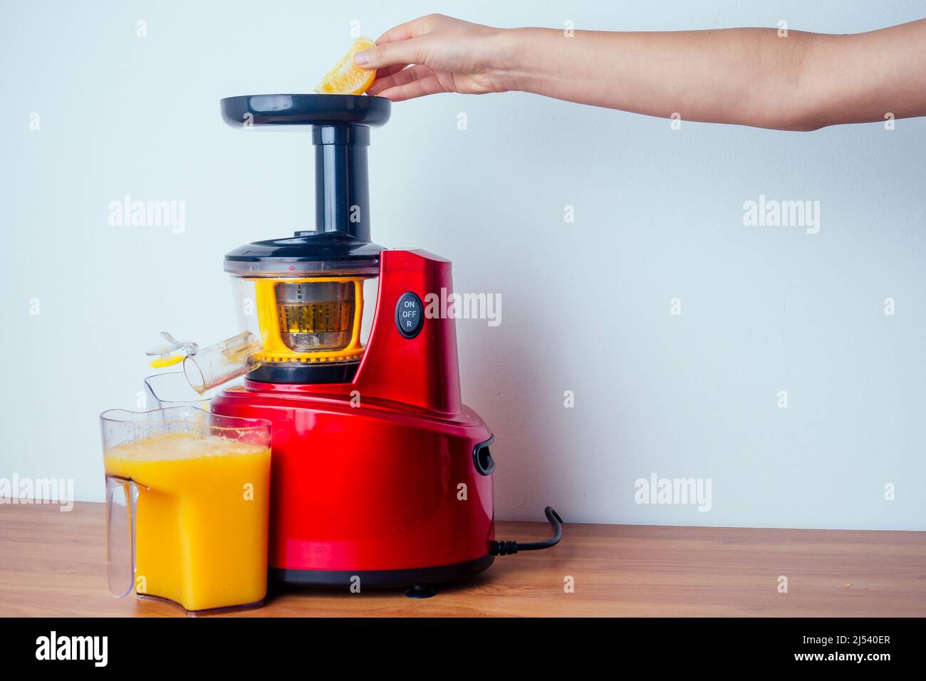 Rohkost Diät-Konzept Orangen und Saftemachen in weißem Hintergrund Stockfoto