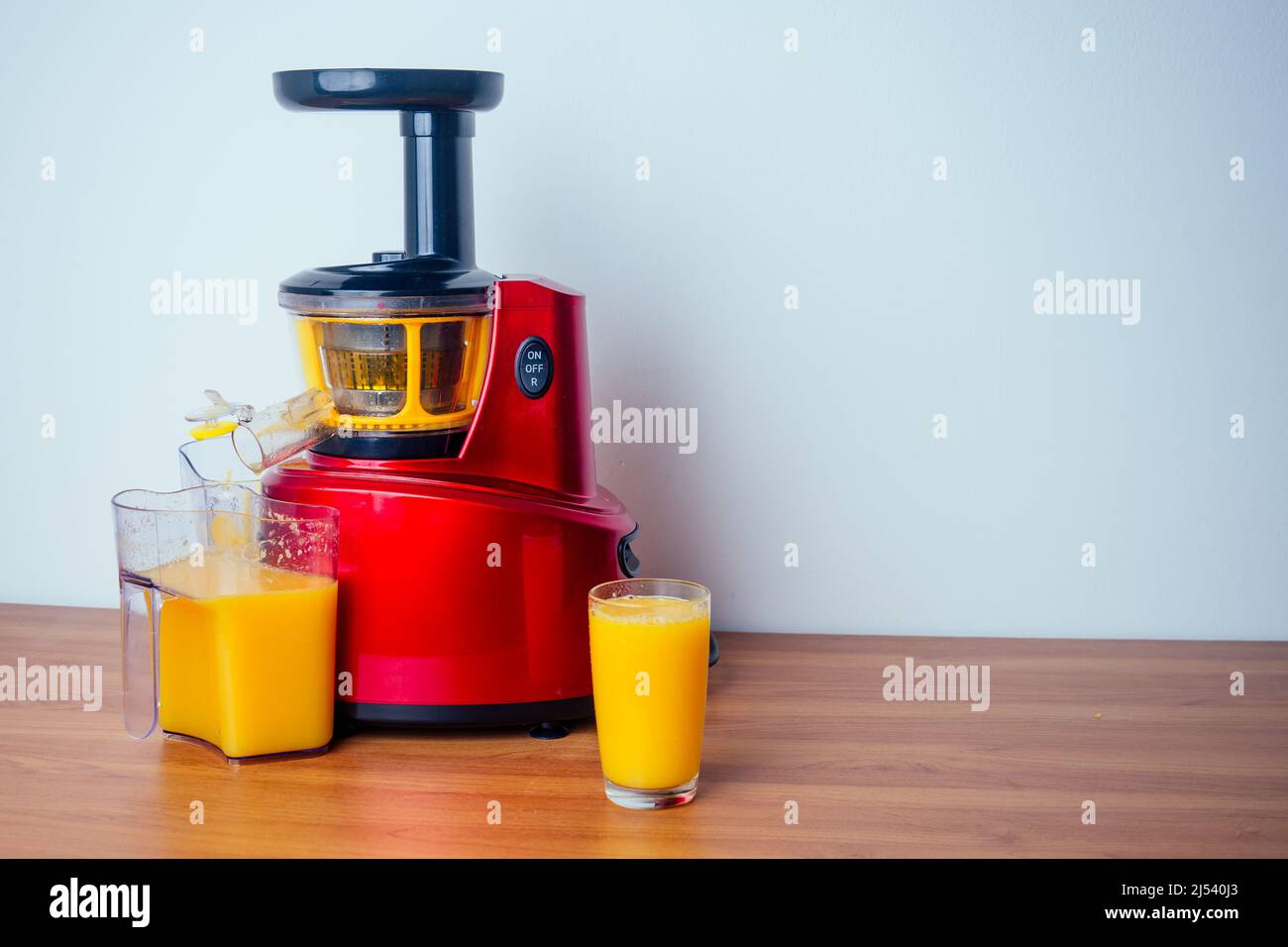 Rohkost Diät-Konzept Orangen und Saftemachen in weißem Hintergrund Stockfoto