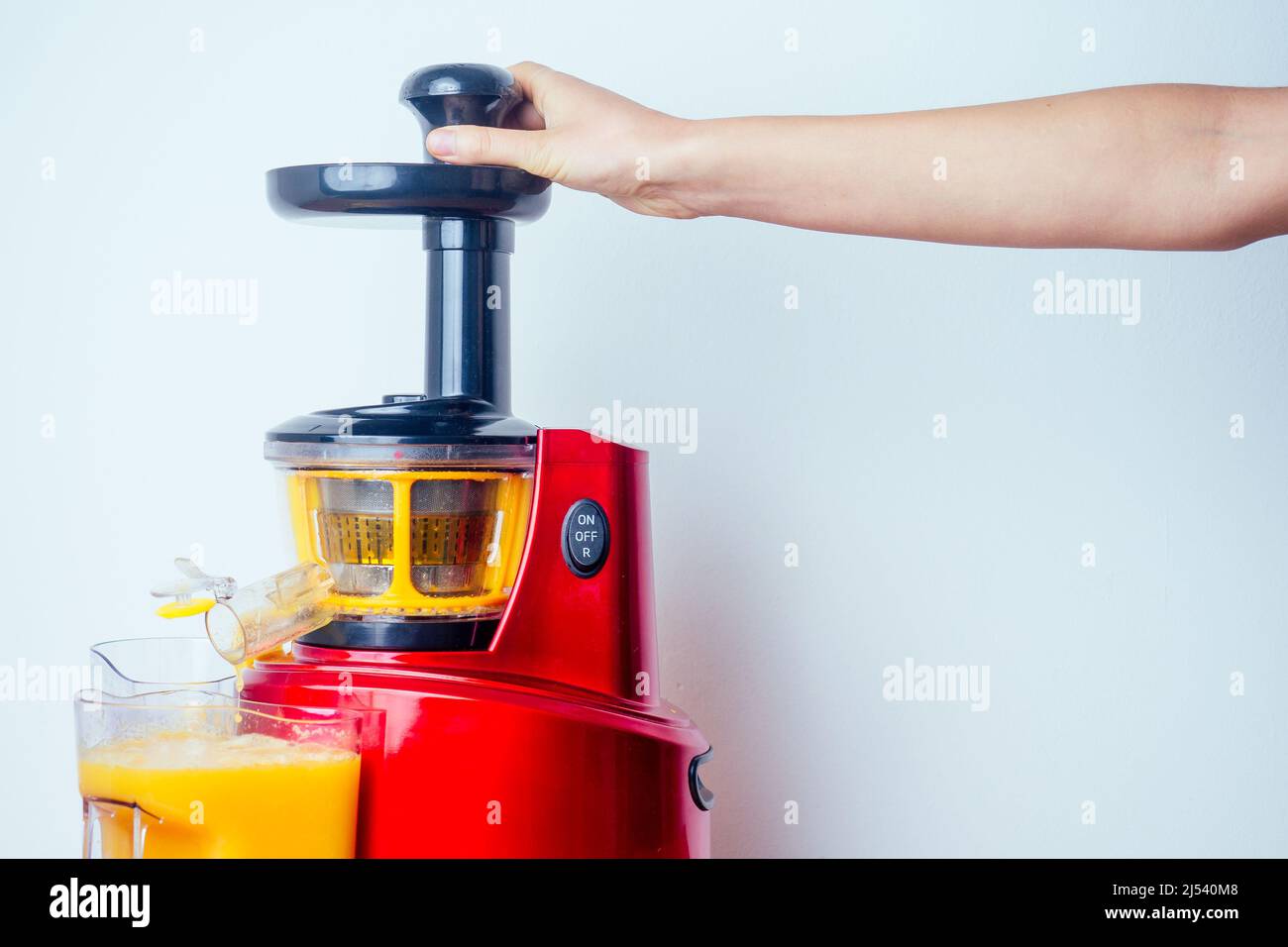 Rohkost Diät-Konzept Orangen und Saftemachen in weißem Hintergrund Stockfoto