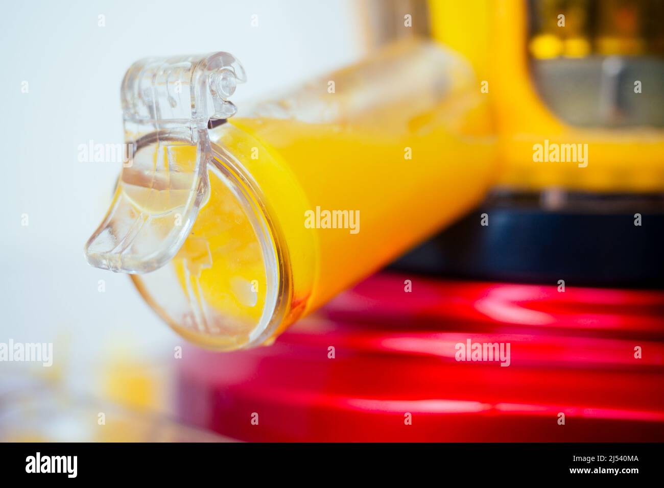 Rohkost Diät-Konzept Orangen und Saftemachen in weißem Hintergrund Stockfoto