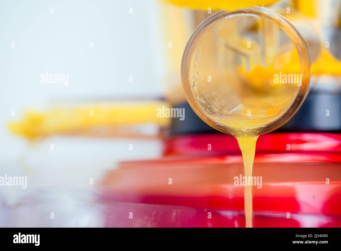 Rohkost Diät-Konzept Orangen und Saftemachen in weißem Hintergrund Stockfoto