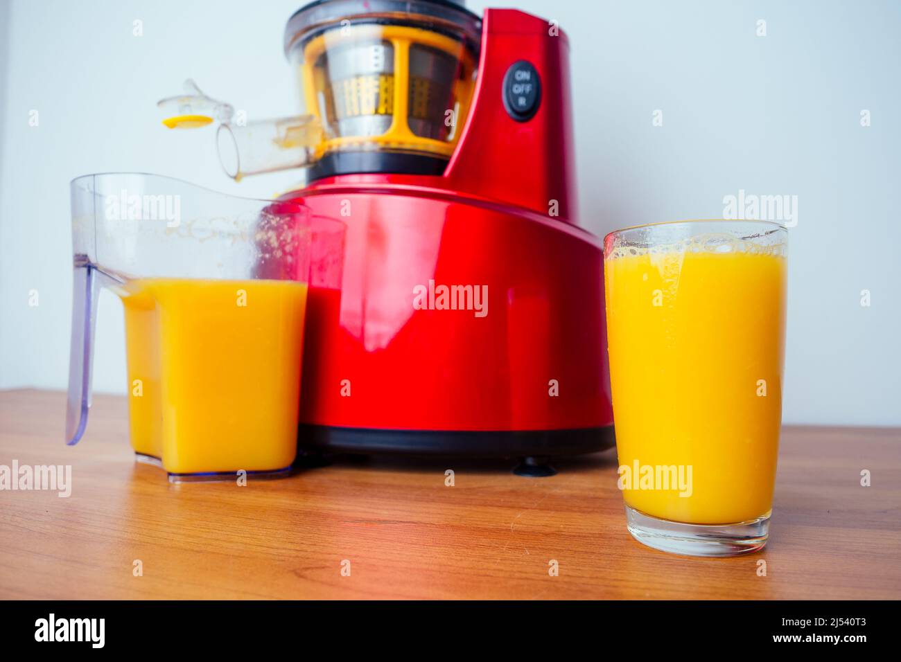 Rohkost Diät-Konzept Orangen und Saftemachen in weißem Hintergrund Stockfoto