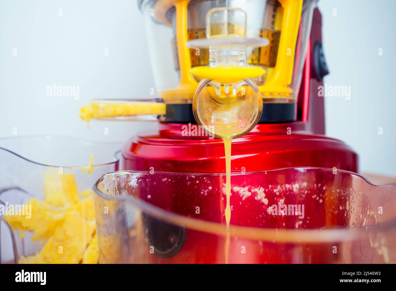 Rohkost Diät-Konzept Orangen und Saftemachen in weißem Hintergrund Stockfoto
