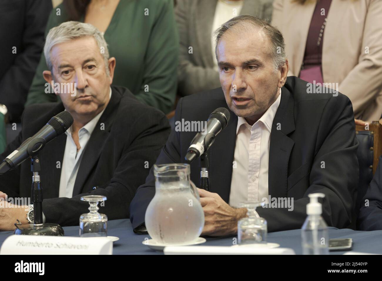 Die politische Koalition Juntos por el Cambio (JxC) warnte in einer Pressekonferenz im Nationalkongress, dass sie vor Gericht gehen und die Präsidentin des Senats Cristina Kirchner und den Präsidenten der Abgeordnetenkammer Sergio Massa verklagen wird, wenn sie nicht den nationalen Abgeordneten Roxana ernennen Reyes von der Union Civica Radical (UCR) und Senator Luis Juez von der propuesta Republicana (Pro) als Berater gemäß dem Urteil des Obersten Gerichtshofs. Der nationale Senator Humberto Schiavoni (pro) gibt Erklärungen ab. (Foto von Esteban Osorio/Pacific Press) Stockfoto