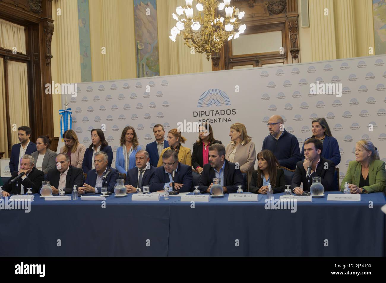 Buenos Aires, Argentinien. 19. April 2022. Die politische Koalition Juntos por el Cambio (JxC) warnte in einer Pressekonferenz im Nationalkongress, dass sie vor Gericht gehen und die Präsidentin des Senats Cristina Kirchner und den Präsidenten der Abgeordnetenkammer Sergio Massa verklagen wird, wenn sie nicht den nationalen Abgeordneten Roxana ernennen Reyes von der Union Civica Radical (UCR) und Senator Luis Juez von der propuesta Republicana (Pro) als Berater gemäß dem Urteil des Obersten Gerichtshofs. (Foto: Esteban Osorio/Pacific Press) Quelle: Pacific Press Media Production Corp./Alamy Live News Stockfoto