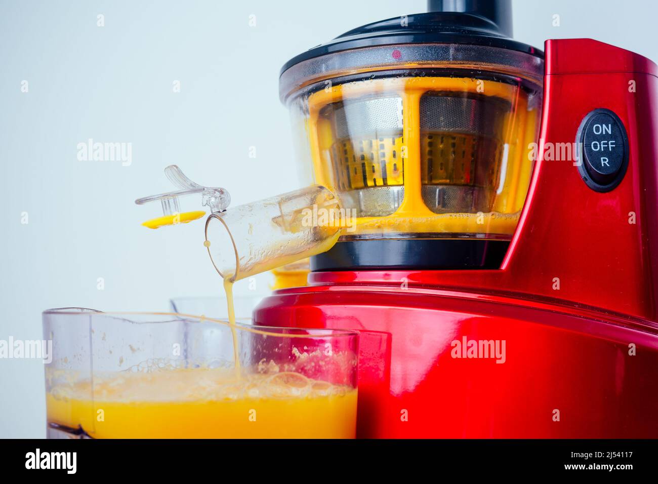 Rohkost Diät-Konzept Orangen und Saftemachen in weißem Hintergrund Stockfoto