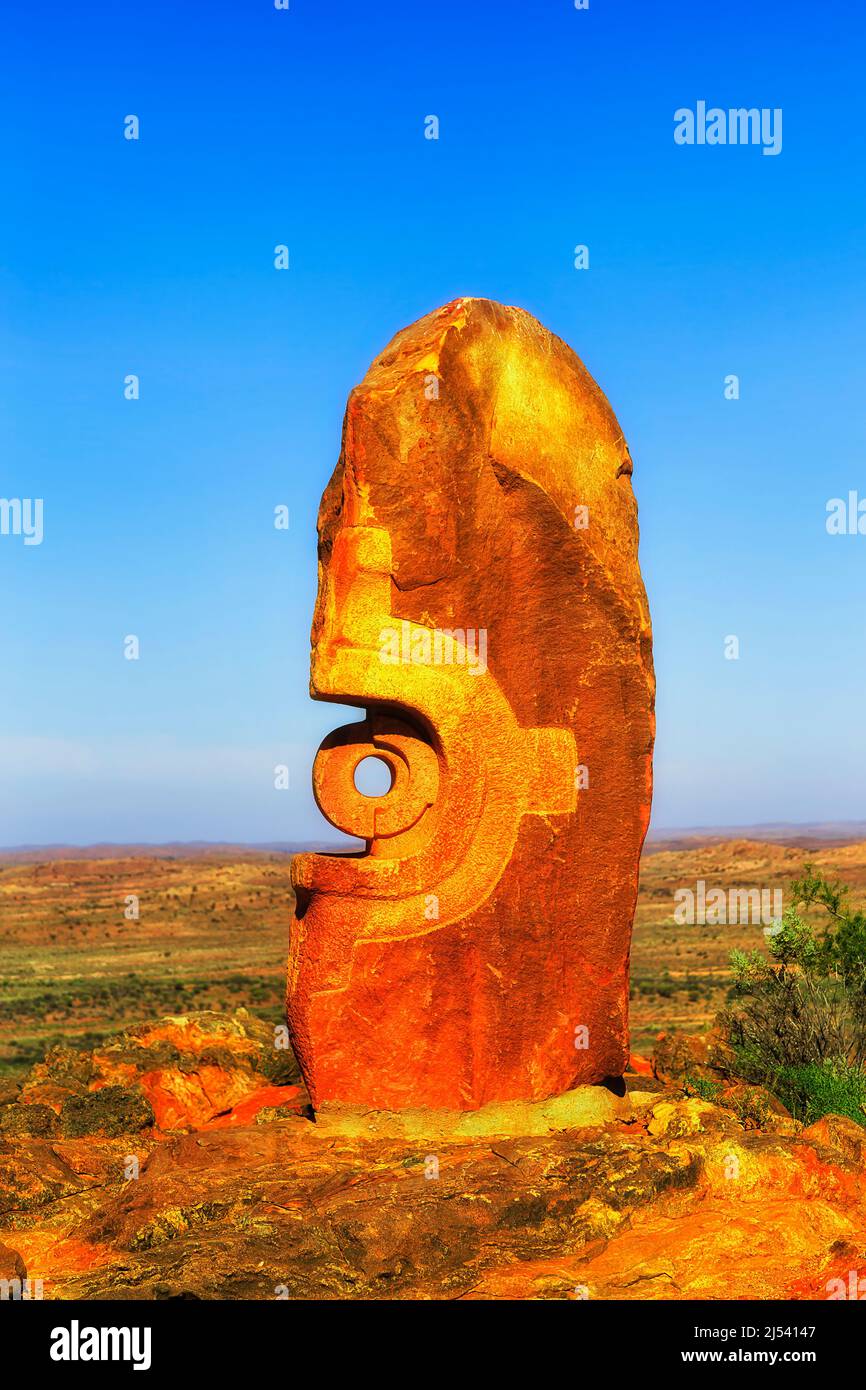 Goldenes Sonnenlicht auf Sandsteinskulptur im öffentlichen Park der Stadt Broken Hill im australischen Outback. Stockfoto