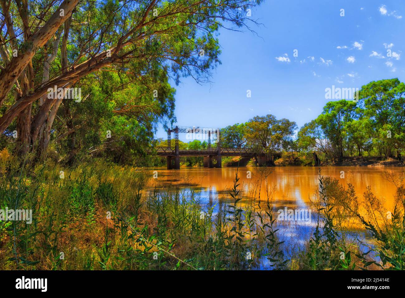 Barrier Highway über den Darling River mit Spit Bridge in der Stadt WIlcannia beim Baker Park. Stockfoto