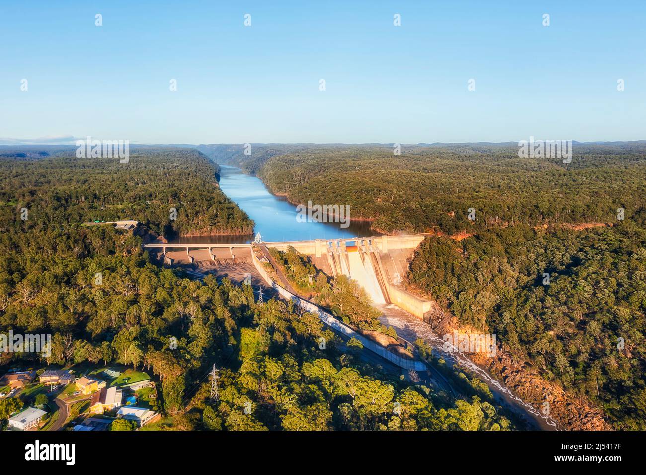 Warragamba Fluss durch Beton Stromerzeugung Damm in der Hochwassersaison überlaufendes und verschülltes Wasser geschlossen - Luftbild. Stockfoto