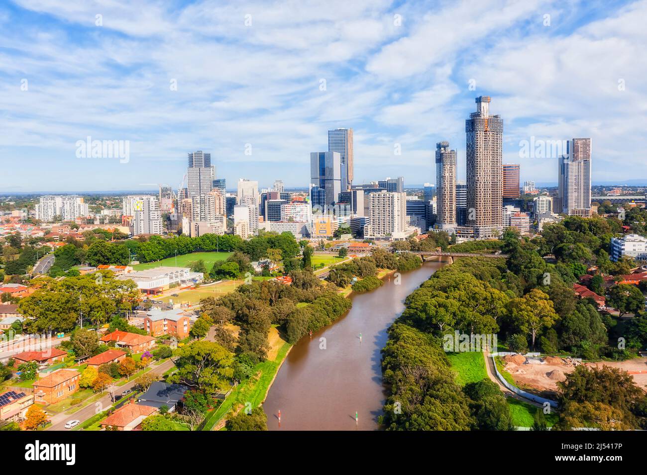 Enger Parramatta-Fluss im Westen Sydneys Parramatta CBD council - Luftbild zu hohen Stadttürmen. Stockfoto