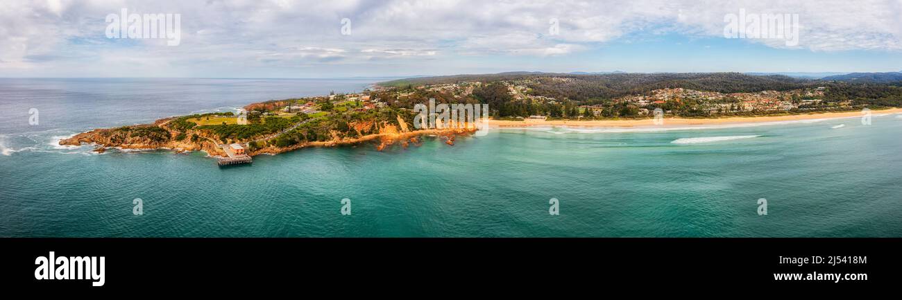 Die Saphirküste Australiens rund um den Kopf von Tathra, den Strand und die Stadt in einem Luftpanorama. Stockfoto