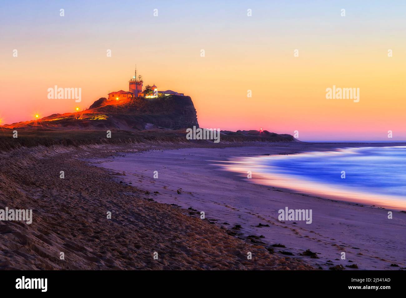Malerischer Sonnenaufgang am Nobbys Head Beach in Newcastle, der Pazifikküste Australiens. Stockfoto