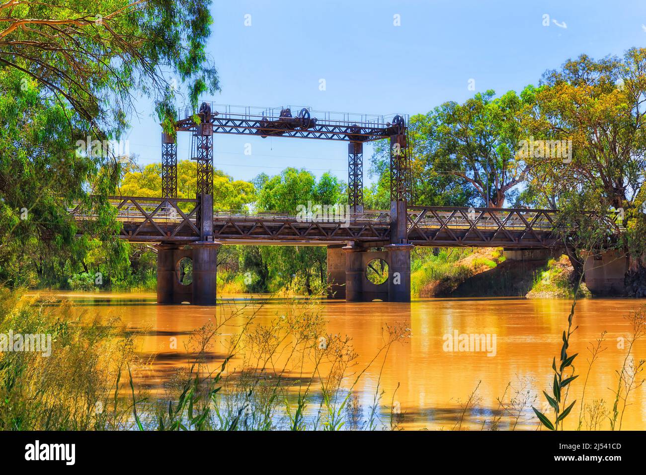 Grüner Bäckerpark in Wilcannia Stadt am Ufer des Darling River - australisches Outback mit Spit Bridge of Barrier Highway. Stockfoto