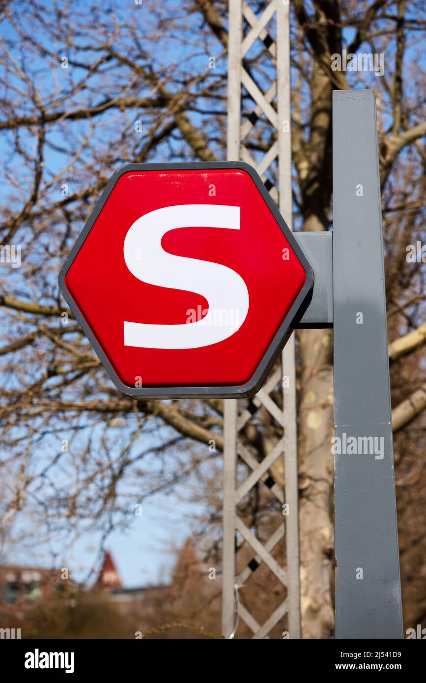 S-Zug (S-tog)-Schild; öffentliches Bahnsystem des Kopenhagener Gebiets; Dänemark Stockfoto