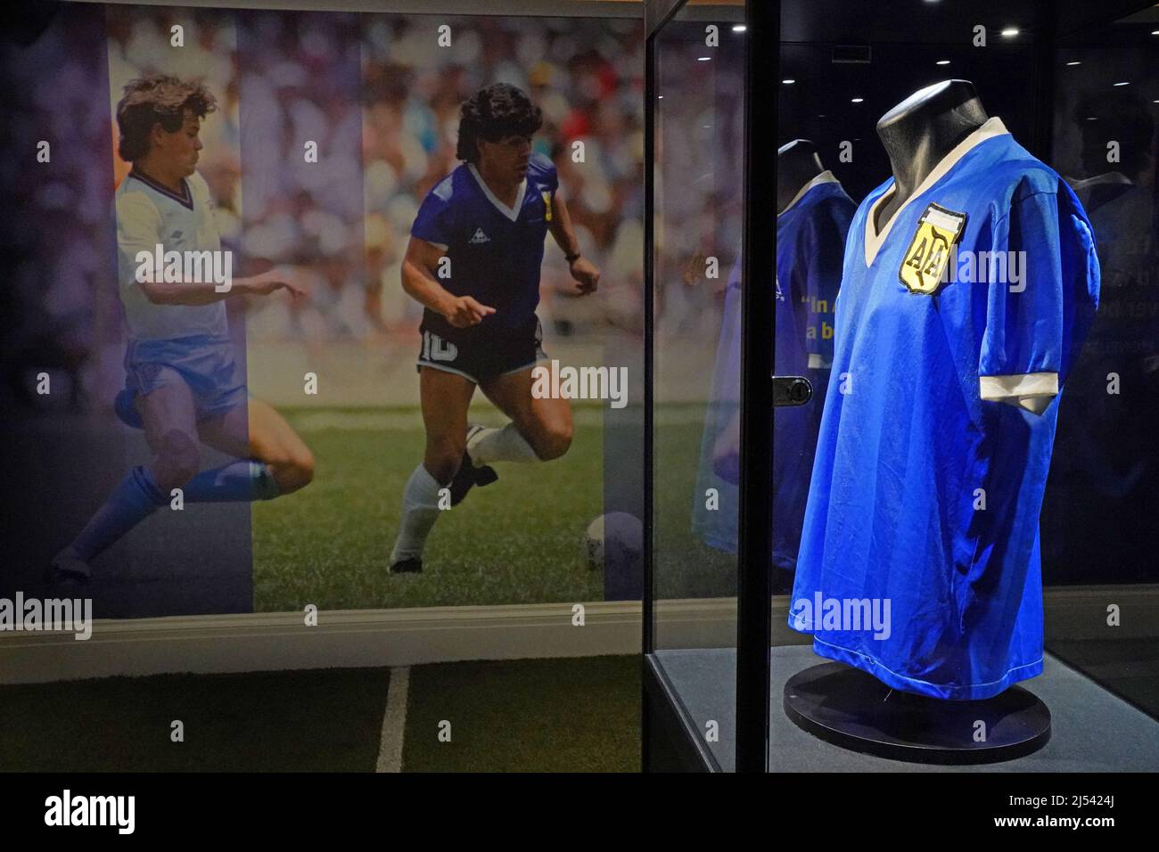 Das „Hand of God“-T-Shirt von Diego Maradona für die Weltmeisterschaft 1986 ist bei Sotheby's in London zu sehen, bevor es bei einer Auktion angeboten wird. Bilddatum: Mittwoch, 20. April 2022. Stockfoto