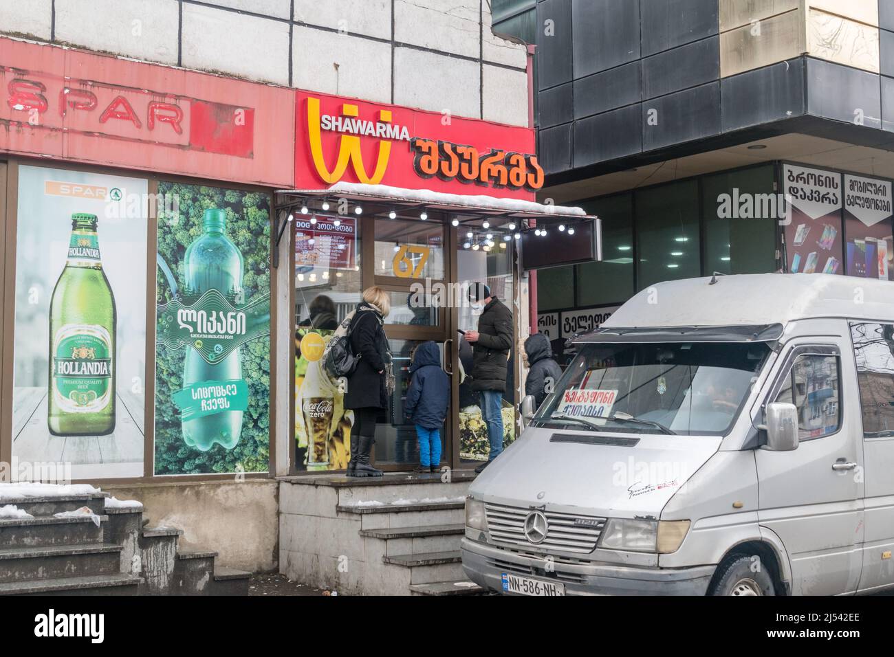 Kutaisi, Georgia - 18. März 2022: Shawarma Restaurant. Restaurant mit ähnlichem Logo wie das umgedrehte McDonald's-Logo. Stockfoto