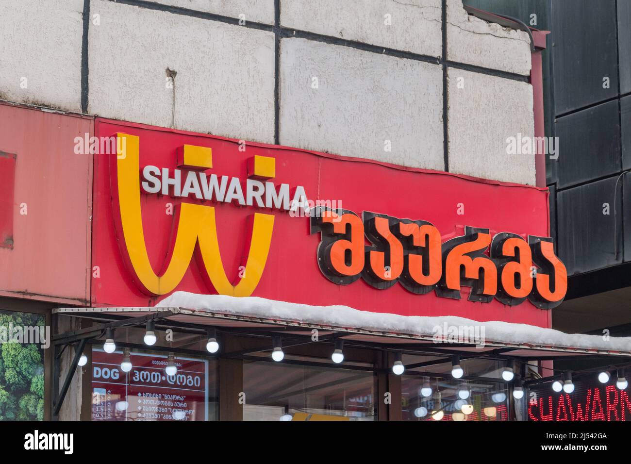 Kutaisi, Georgia - 18. März 2022: Shawarma Restaurant Logo. Ähnliches Logo wie umgedrehtes McDonald's-Logo. Stockfoto