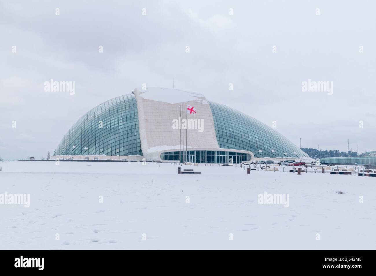 Kutaisi, Georgien - 18. März 2022: Eingang zum georgischen Parlamentsgebäude im Winter in Kutaisi, Georgien. Stockfoto