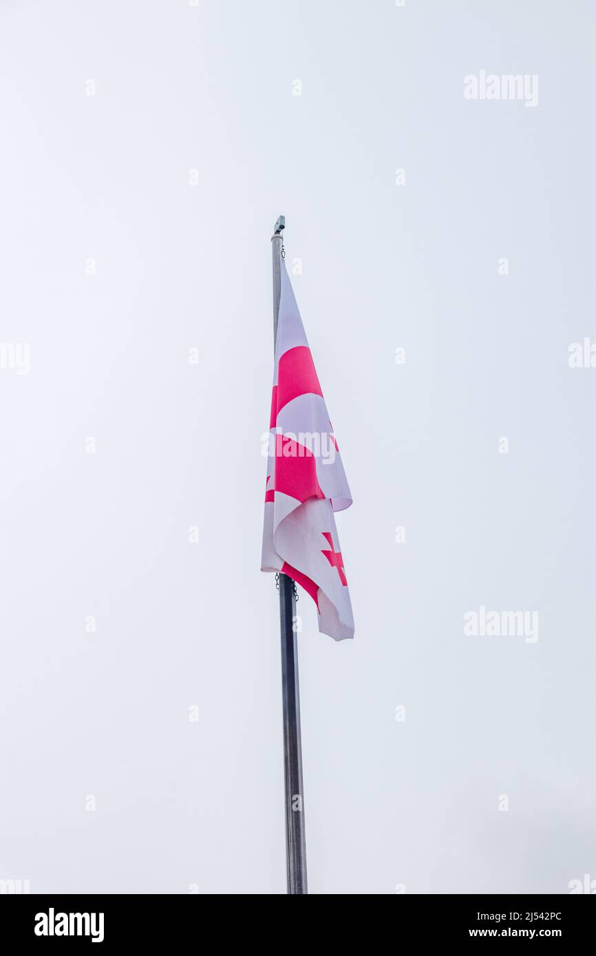 Flagge Georgiens (Land) auf Fahnenmast. Stockfoto