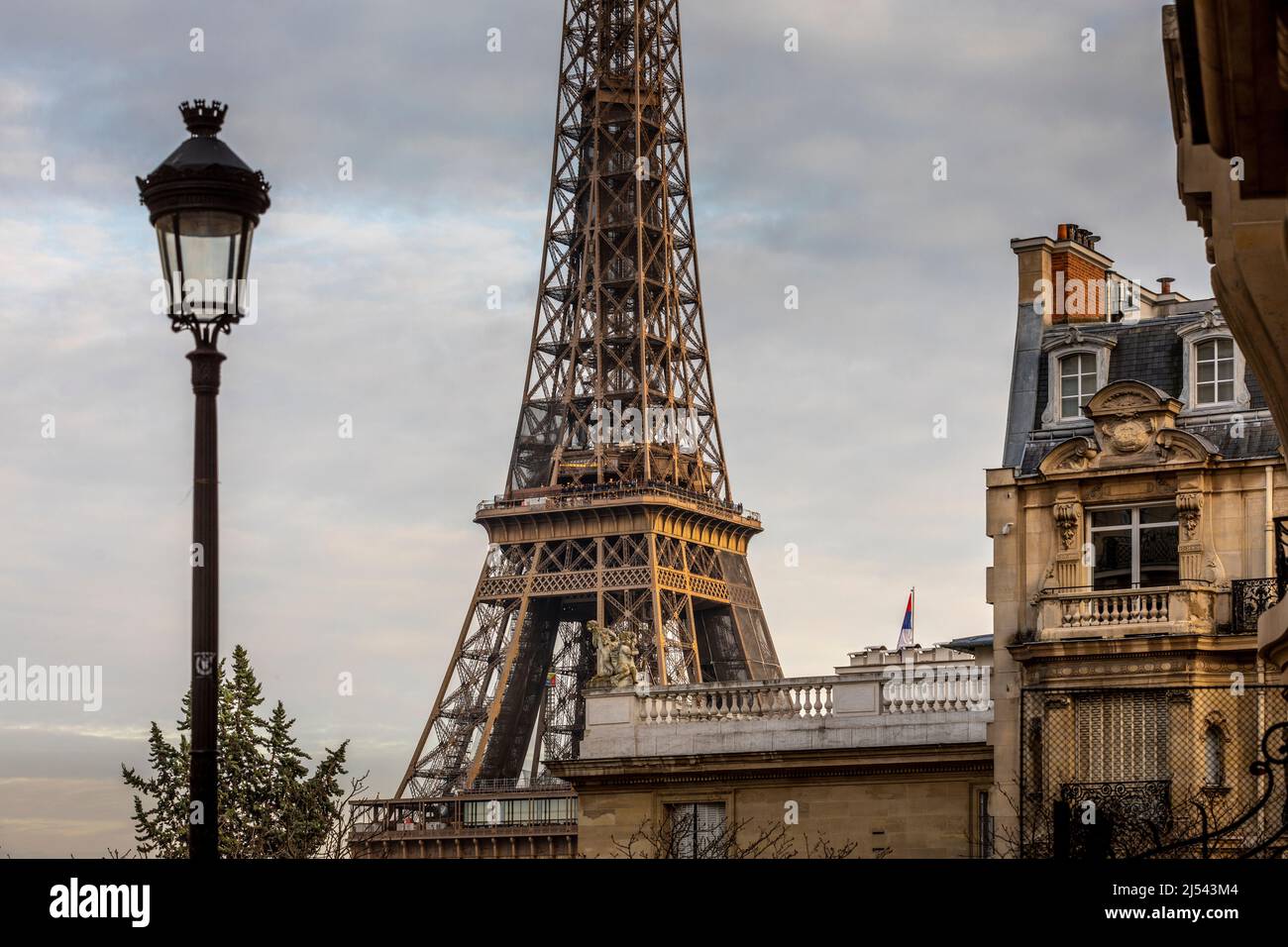 Paris, Frankreich - 11. Dezember 2021: Schöne Aussicht auf den Eiffelturm mit dem Haussmann-Gebäude in Paris Stockfoto