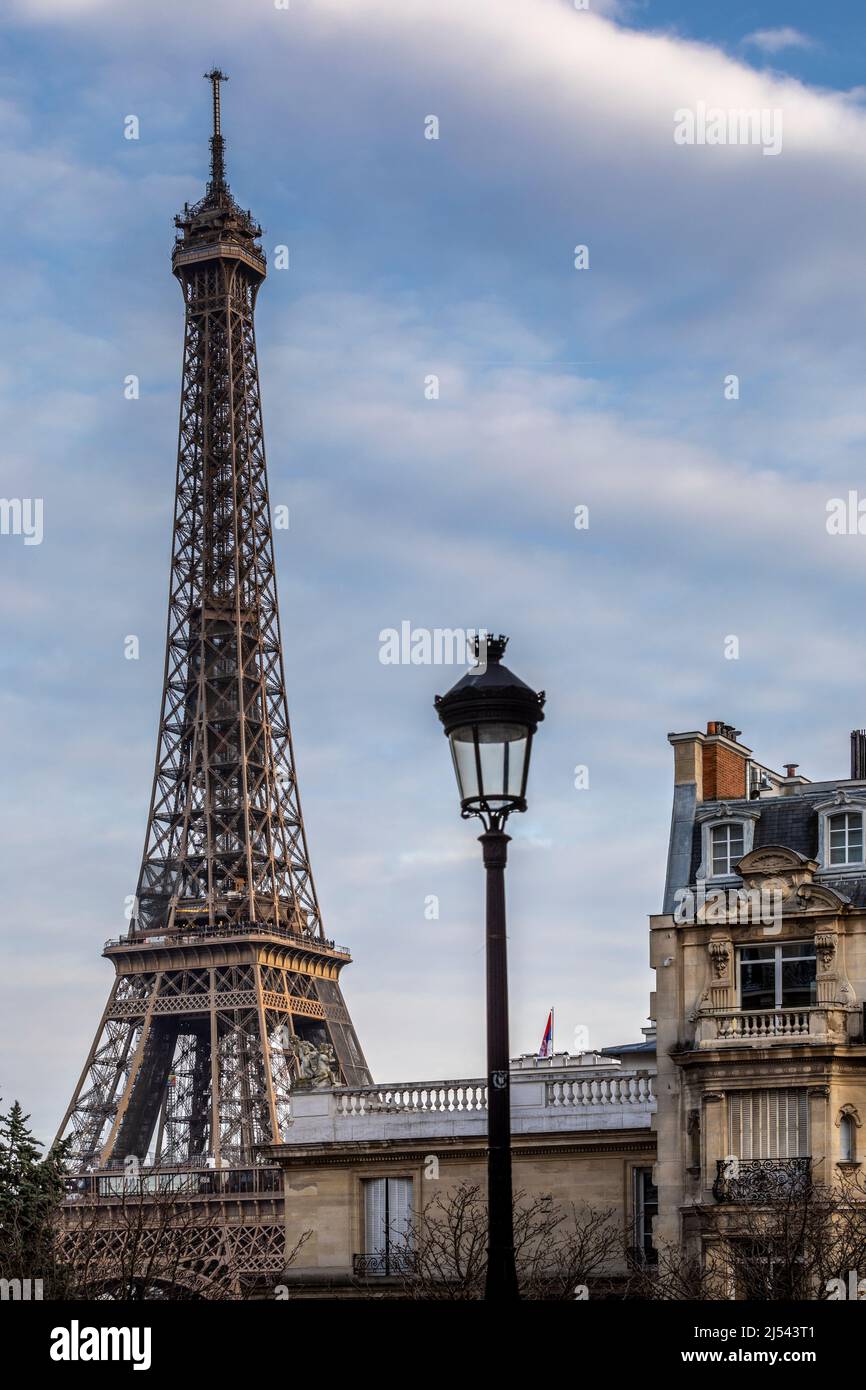 Paris, Frankreich - 11. Dezember 2021: Schöne Aussicht auf den Eiffelturm mit dem Haussmann-Gebäude in Paris Stockfoto
