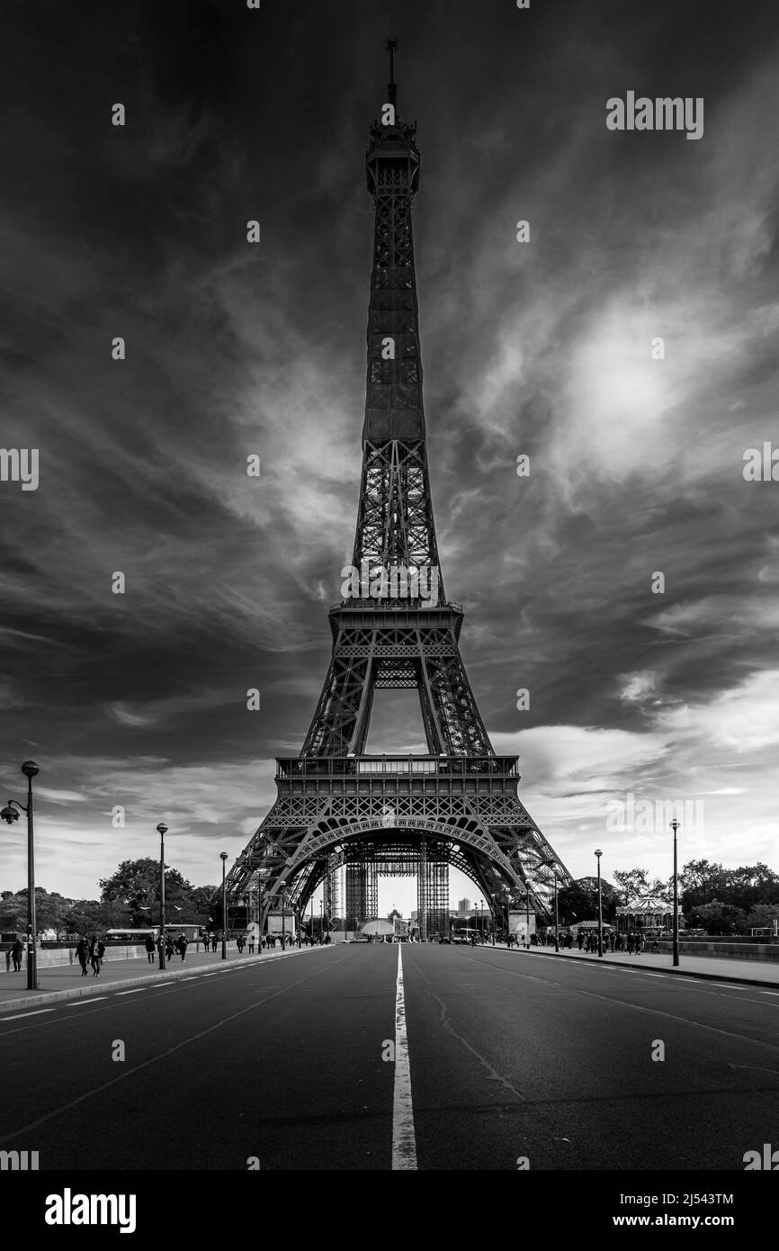 Paris, Frankreich - 19. Oktober 2020: Der wunderschöne Eiffelturm, der von den pariser in Schwarz-Weiß als Eiserne Dame bezeichnet wird, ist in Paris zu sehen Stockfoto
