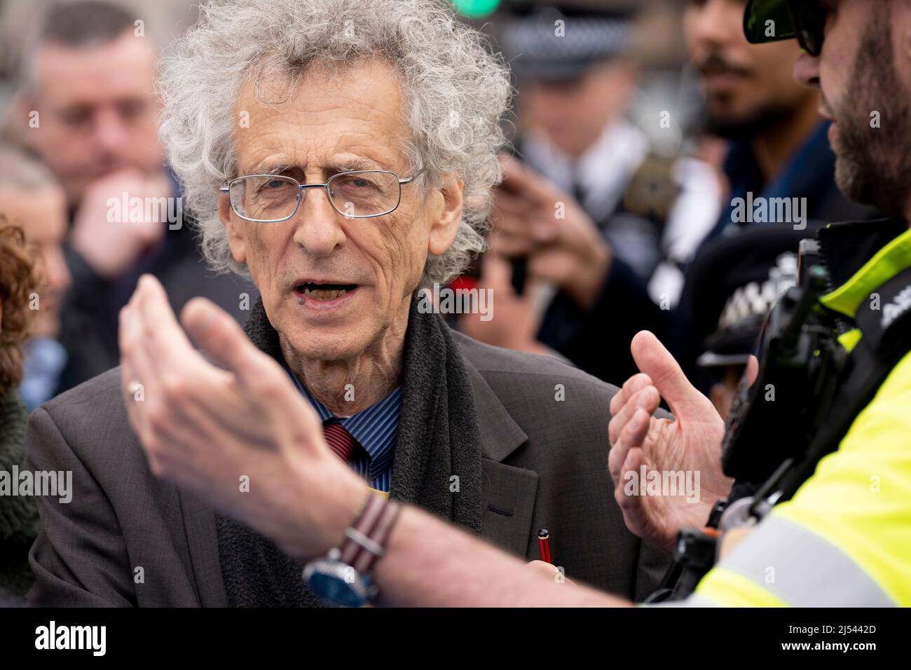 Während Premierminister Boris Johnson sich beim parlament wegen seiner Feststrafe für seine Anwesenheit bei einer Partei während seiner eigenen Pandemiebeschränkungen in Covid entschuldigen sollte, blockieren Piers Corbyn und Anti-Vaxx-Demonstranten während einer Auseinandersetzung mit dem Tory-Abgeordneten Bob Blackman die Tore des parlaments, Am 19.. April 2022 in London, England. Die MET-Polizei untersucht weiterhin Johnson und seine Mitarbeiter, da die Nachricht von weiteren Geldstrafen für die Festsetzung von Parteien von der Polizei erwartet wird. Stockfoto