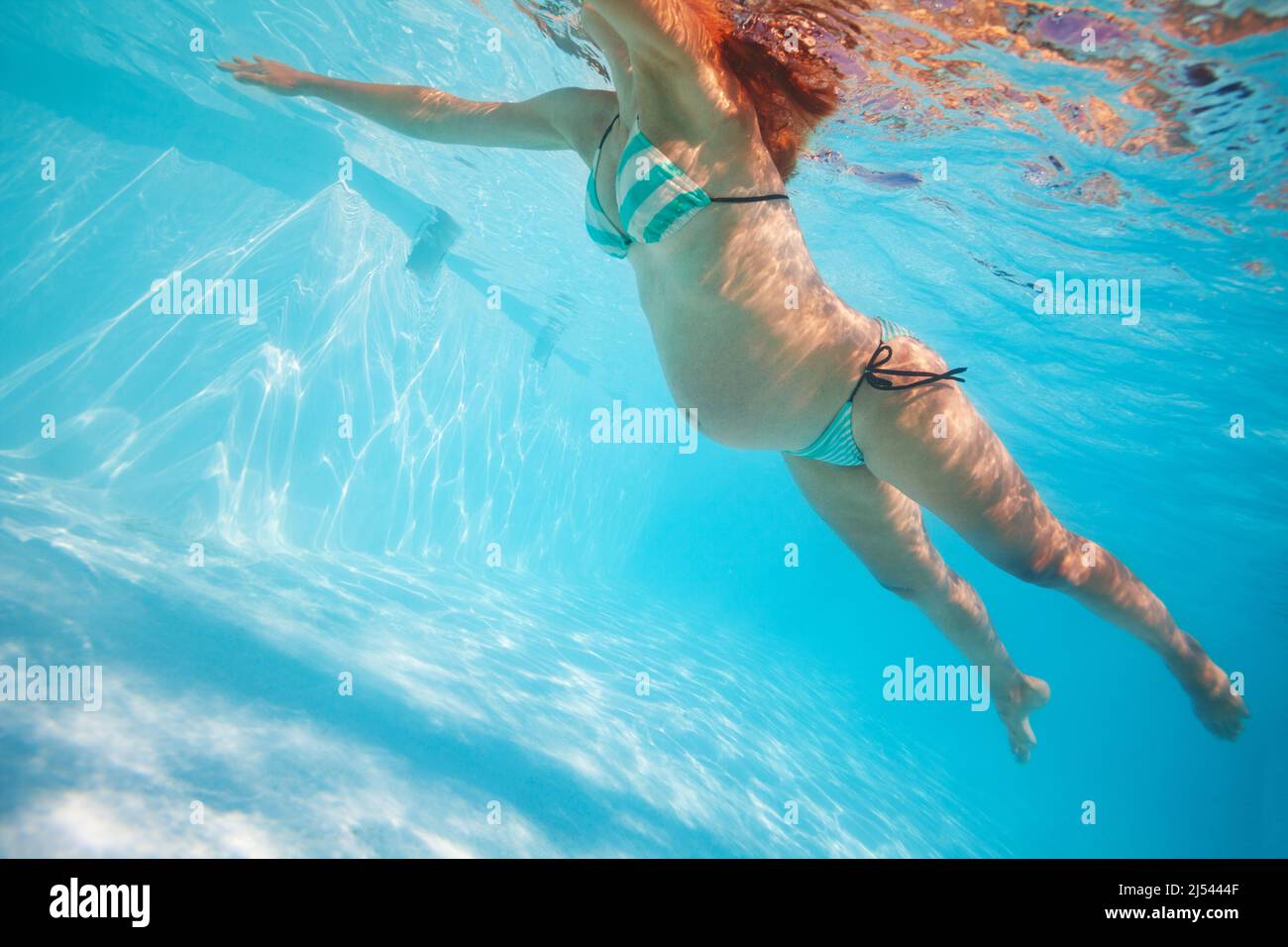 Schwanger Frau schwimmen im Pool unter Wasser Stockfoto