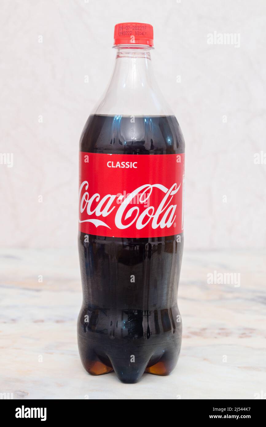 Kutaisi, Georgia - 18. März 2022: Flasche Coca-Cola. Stockfoto