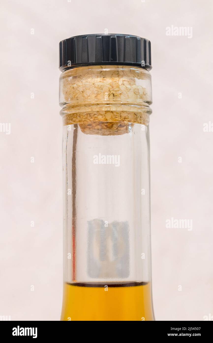 Detail der Spirituose mit Kork. Nahaufnahme des Flaschenhalses aus Korkinid. Stockfoto