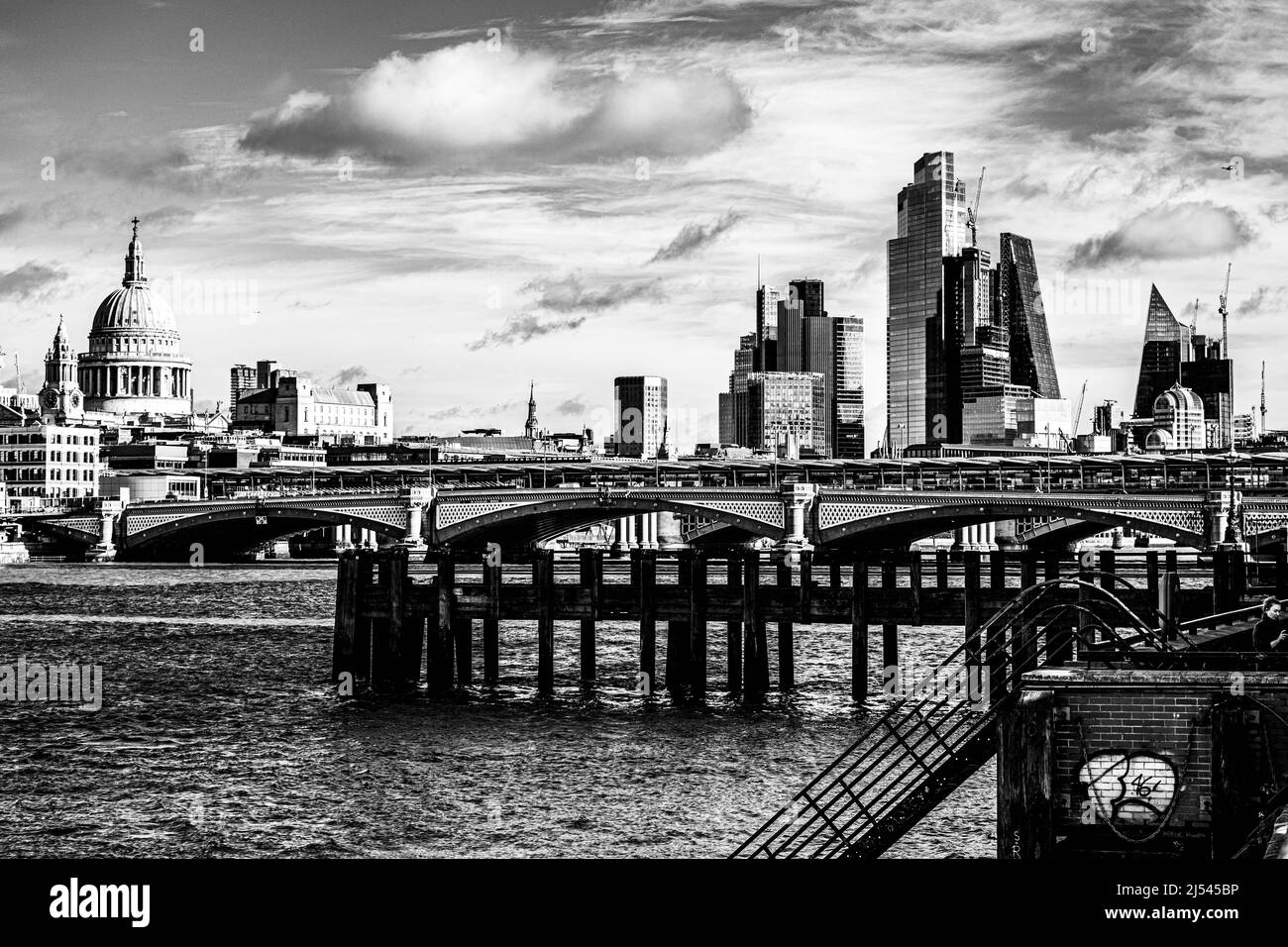 London England Großbritannien, Januar 29 2022, Blackfriers Bridge Überquerung der Themse mit Londons Finacial District im Backgorund Stockfoto